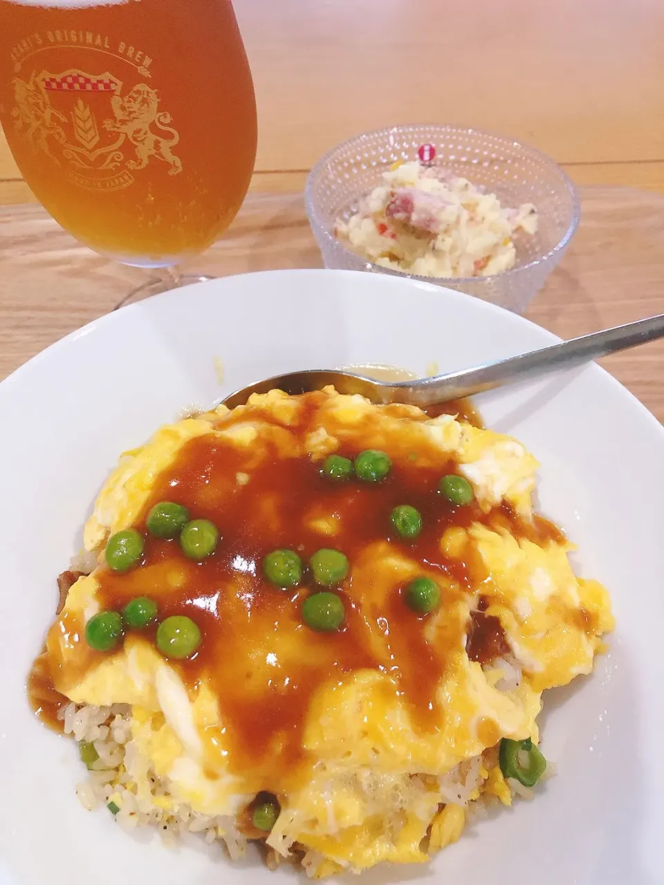 今夜は作り置きのカリカリベーコンのポテサラと炒飯の天津飯風🍺|海斗さん