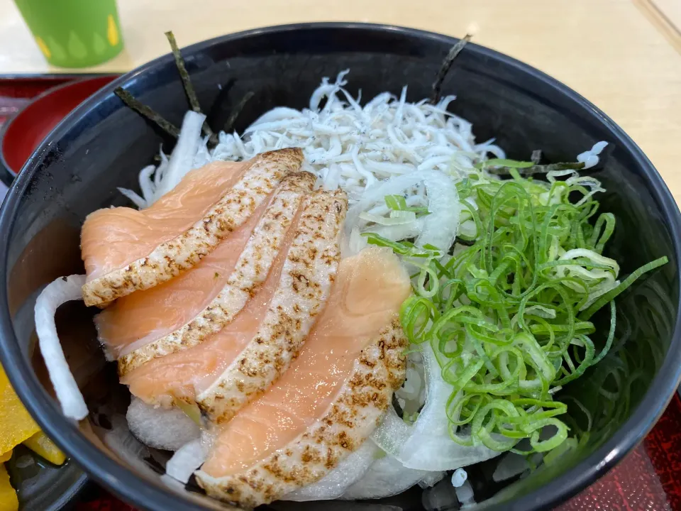 淡路島産釜あげしらすとサーモンの海鮮丼🐟|buhizouさん