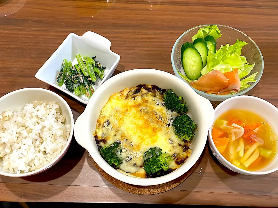 卵のっけ焼きカレー厚揚げ　コンソメマカロニスープ　スモークサーモンのサラダ　小松菜の味噌マヨ和え|おさむん17さん