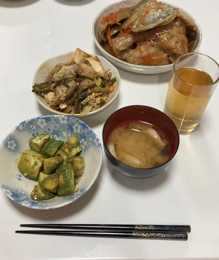 晩御飯(๑╹ω╹๑ )☆鯵の南蛮漬け☆アボカドのわさび醤油☆ゴーヤチャンプル☆みそ汁（玉ねぎ、しめじ）|Saharaさん