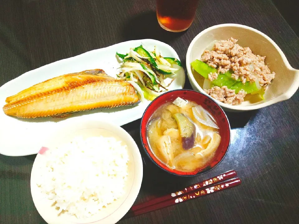 ごはん、ナスと玉ねぎと油揚げの味噌汁、大根のそぼろ餡、焼きホッケ、野菜の塩昆布和え|サトリさん