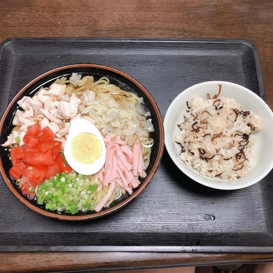 今晩の冷やしラーメン&塩昆布ご飯|まちゃさん