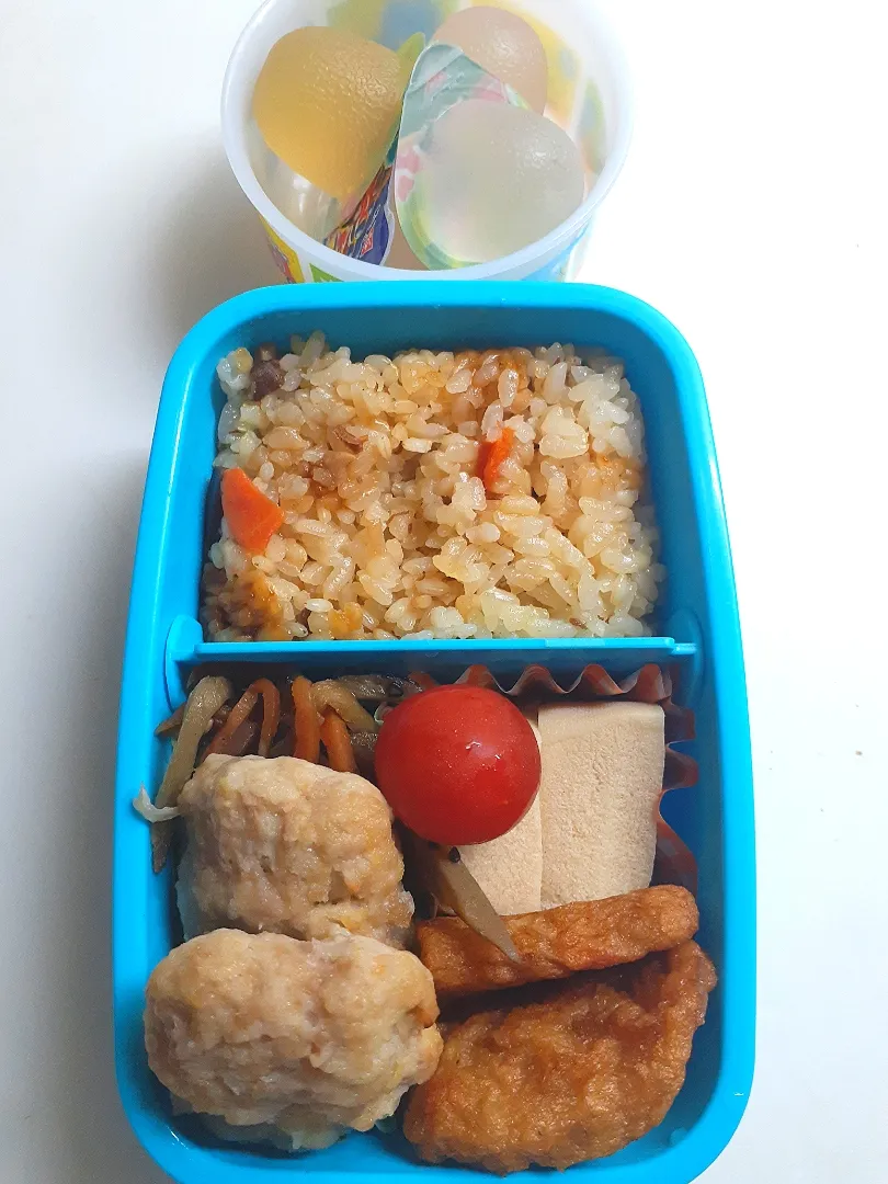 Snapdishの料理写真:☆小２弁当☆炊き込みご飯、高野豆腐、薩摩揚げ、金平牛蒡、チーズハンバーグ、ミニトマト、ミニゼリー|ｼｮｺﾗさん