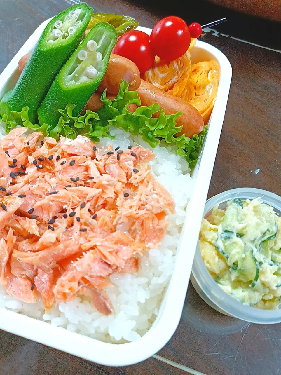 パパのお弁当　
✳️コストコで買った鮭
✳️卵焼き　ダシダ味
✳️粗挽きウインナー
✳️ピーマンのペペロンチーネ
✳️オクラ、ミニトマト
✳️梅干し、ゴマ
✳️ポテトサラダ|かみちゃんさん