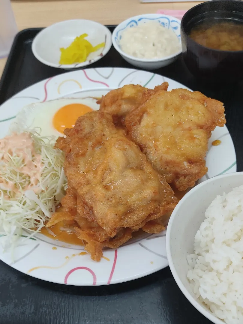 最強食堂のチキン南蛮定食

噂には聞いていたが、これ程までとは...
チキン南蛮定食の量、尋常じゃありません。
これじゃ後で、にーぶいかーぶいしちゃいそう。|Rピージャーさん