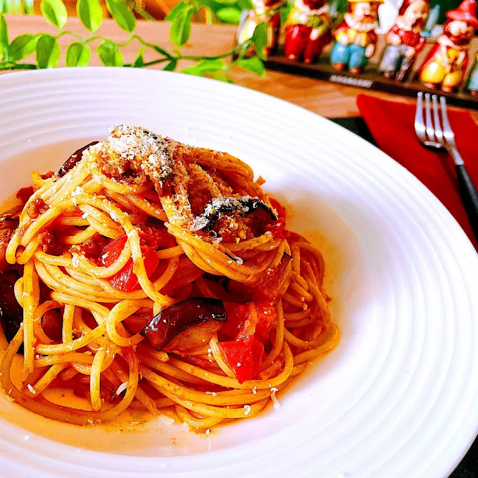 ひき肉と茄子のトマトパスタ🍝🍆🍅　食べる前に🧀パルミジャーノチーズを削りかけて😋|Sの食卓さん