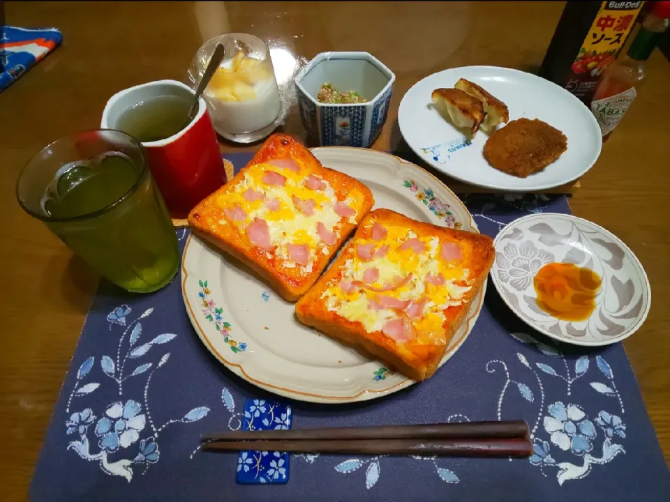 ピザトースト&ガーリックピザトーストとリンゴブルーベリージャムヨーグルト(昼飯)|enarinさん