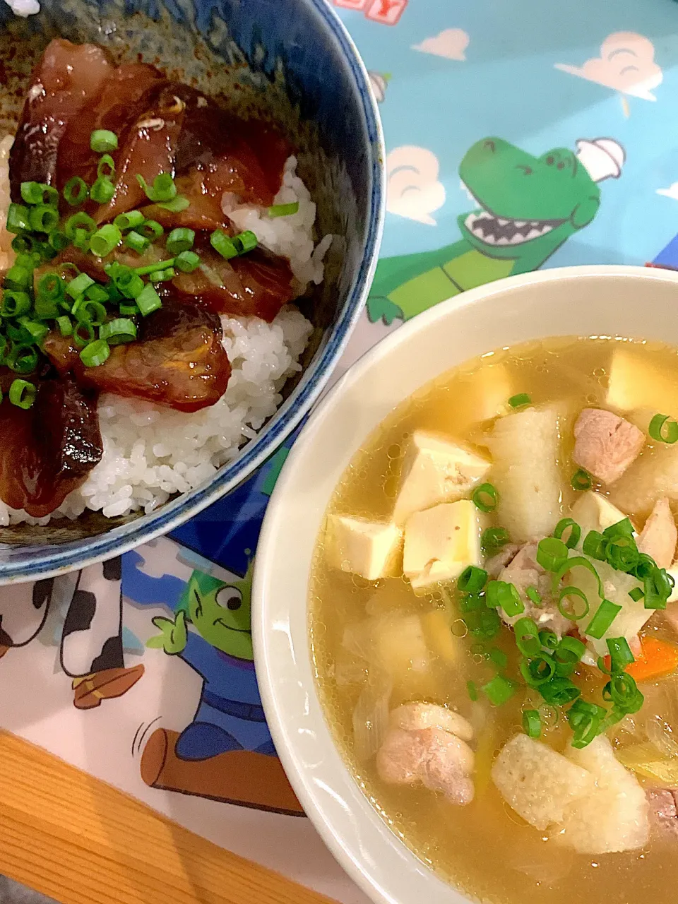 ・カツオの漬け丼　・鶏肉入りけんちん汁|ぺろたんさん