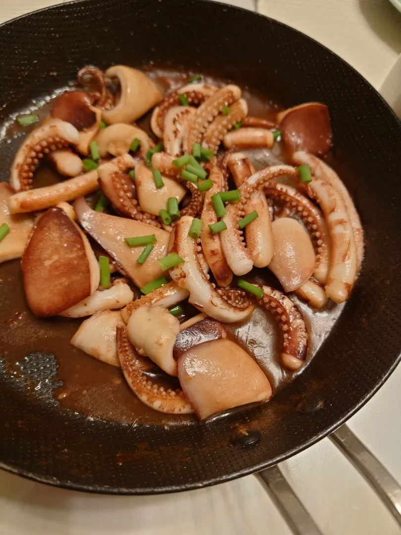 Snapdishの料理写真:いかゲソのにんにくバター醤油炒め|リカさん