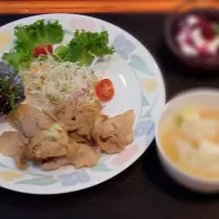 Snapdishの料理写真:ブタの生姜焼きとナスの煮浸し|みーちゃんさん