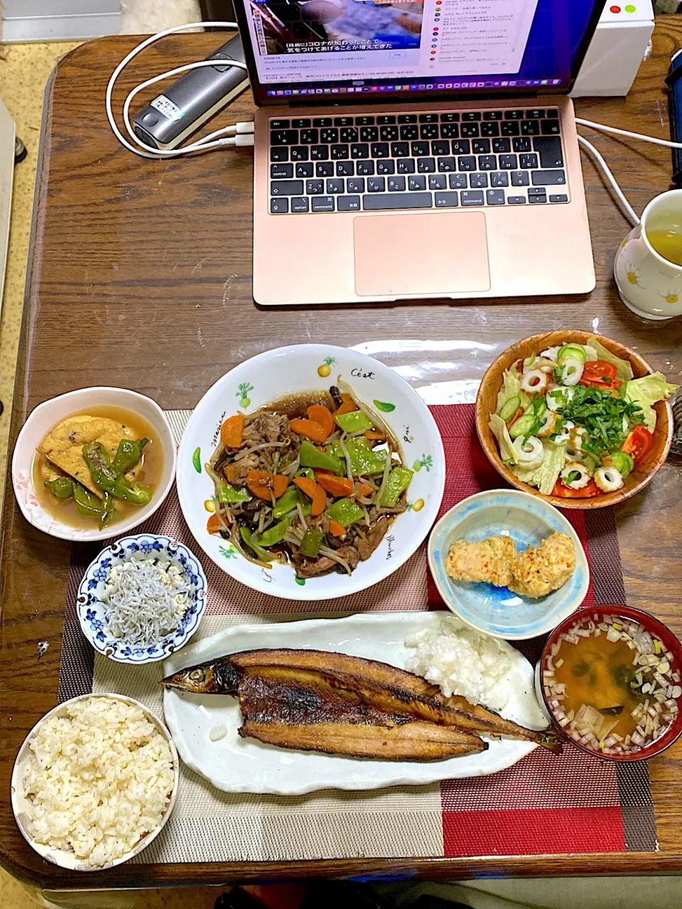 コシヒカリご飯   ヒジキと木綿豆腐としらす   しじみの味噌汁   小口切りネギ   生野菜サラダトマト🍅きゅうり レタス 竹輪麩と青紫蘇  がんもどきとシシトウ  豚肩 人参 モヤシ 椎茸   モロッコいんげんのオイスターソース和え     サンマの干物  大根おろし|Sammy Lunaさん