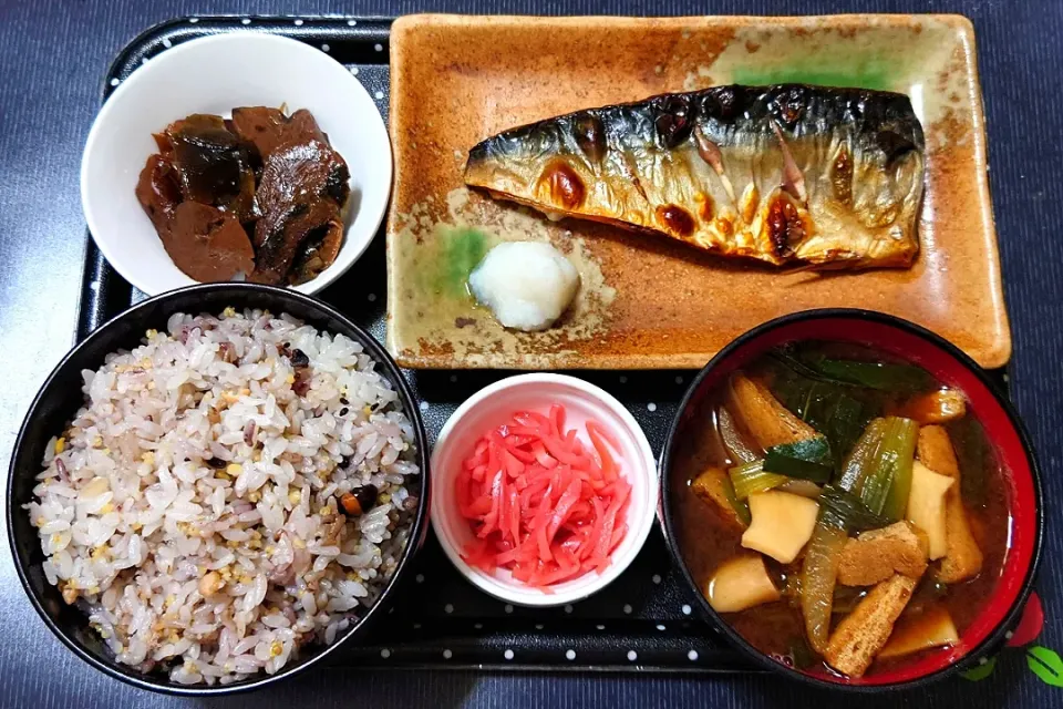 Snapdishの料理写真:今日の朝ごはん（十六穀ごはんに焼鯖（塩鯖）、あわび茸の昆布煮、赤だしの味噌汁、生姜酢漬）|Mars＠釜飯作り研究中さん