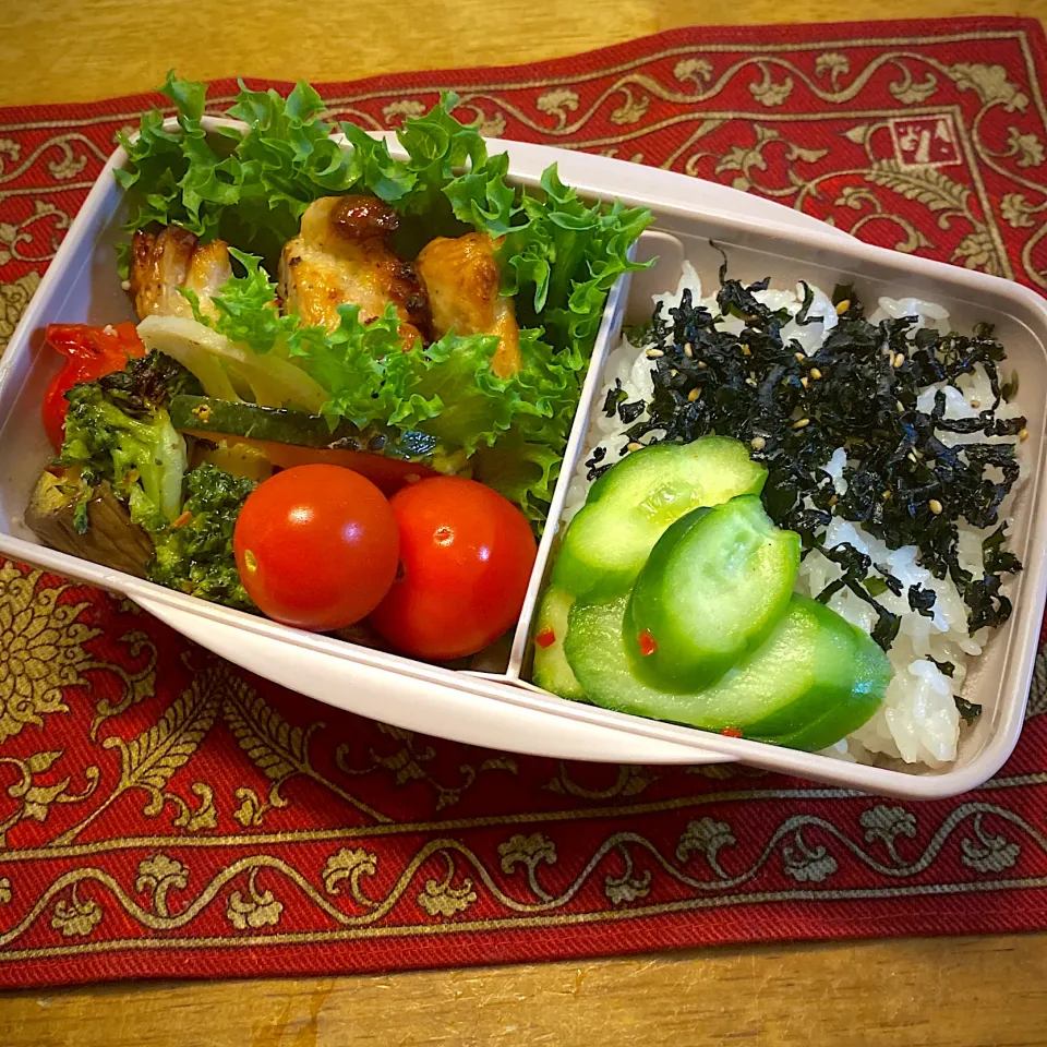 鶏肉と野菜のグリルと、紫蘇入りワカメご飯弁当|もえさん