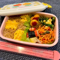 Snapdishの料理写真:そぼろ丼＊今日の学童弁当|KOTOFUさん