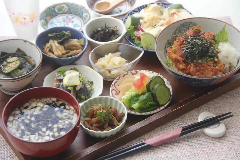 女性が喜ぶ『精進かき揚げ玄米丼〜天茶とおかず色々小鉢定食』【公式】料理研究家　指宿さゆり|【公式】料理研究家　指宿さゆり≫ｽﾀｼﾞｵ（ｽﾀｯﾌ運営）さん