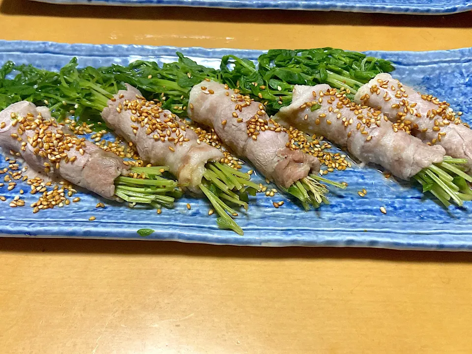 豆苗豚巻きいり醤油胡麻がけ😊　　　　　　　　　　　　お好みでポン酢・トリュフソースかけて‼️|サチ😊さん