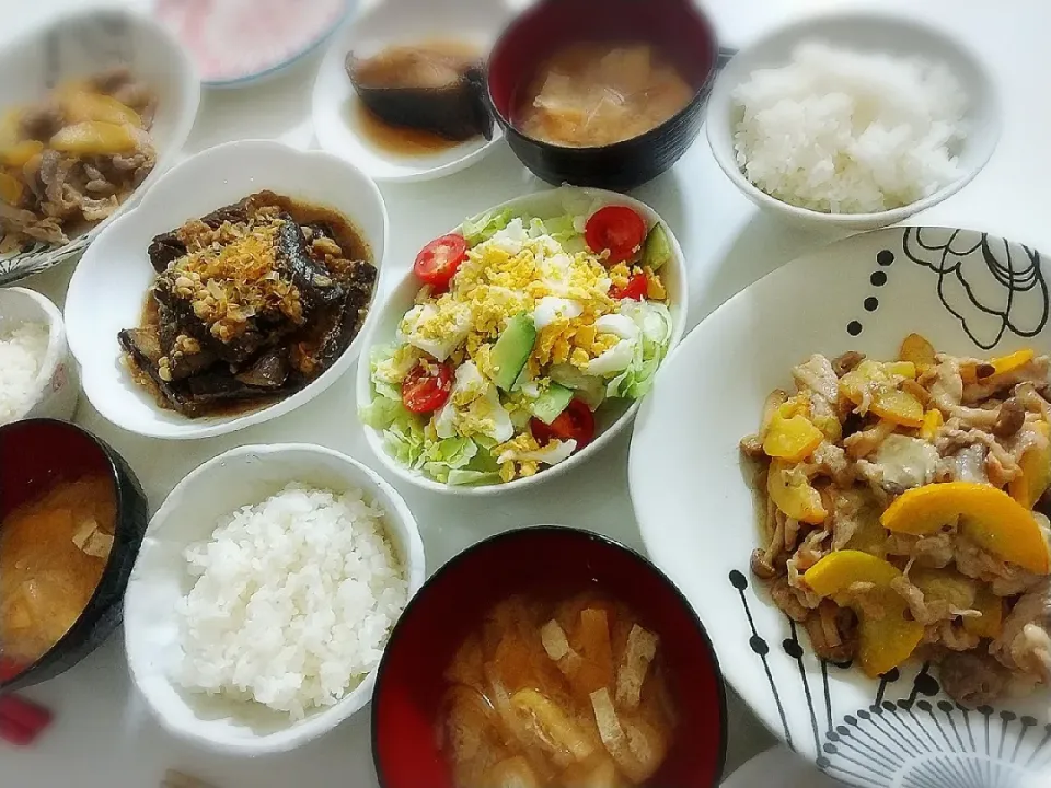 夕食(*^^*)
豚肉とズッキーニとしめじの塩バター炒め
茄子煮浸し
煮魚(銀ダラ)
サラダ🥗
お味噌汁(大根、油揚げ)|プリン☆さん