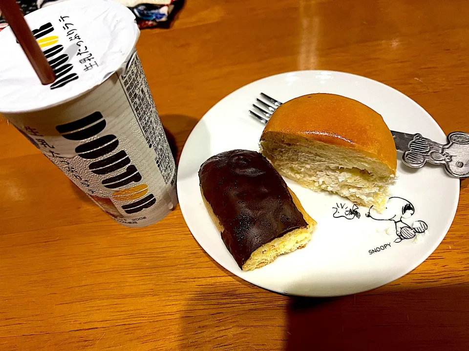 Snapdishの料理写真:帰宅ってぇ〜〜の #夜おやつ マリトッツォ(半分)、エクレア(半分)、DOUTOR牛乳たっぷりオレ|ms903さん