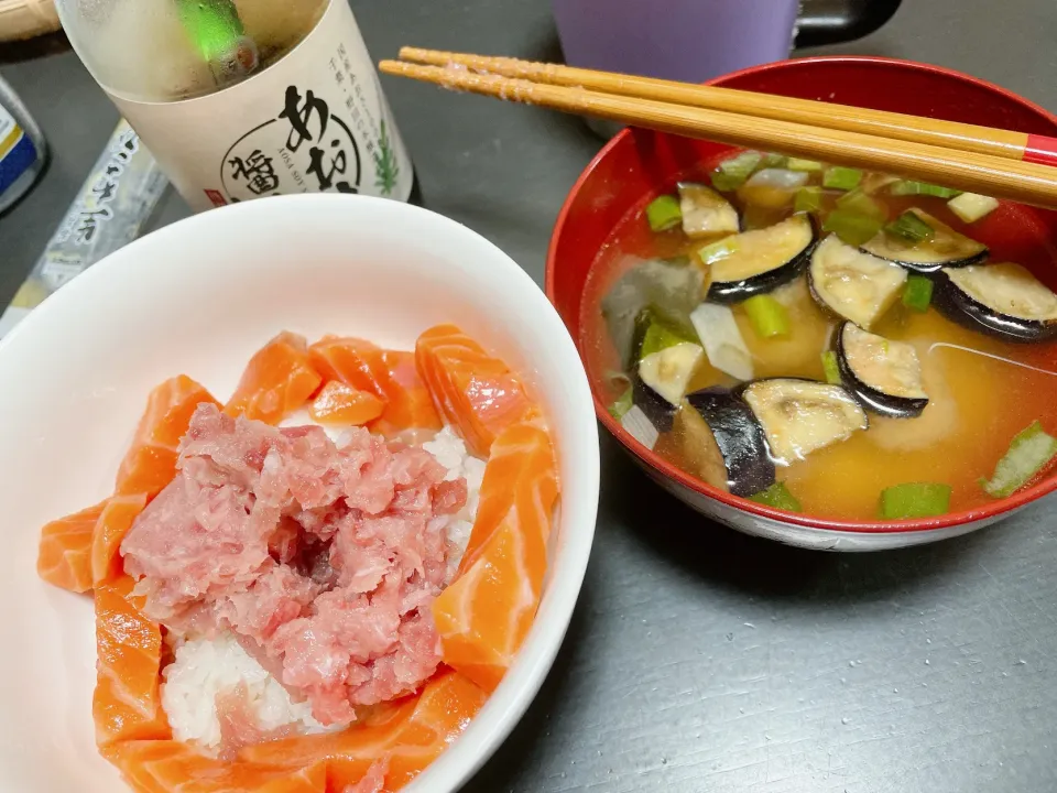 まぐろたたきサーモン丼　茄子のお味噌汁|ミホさん