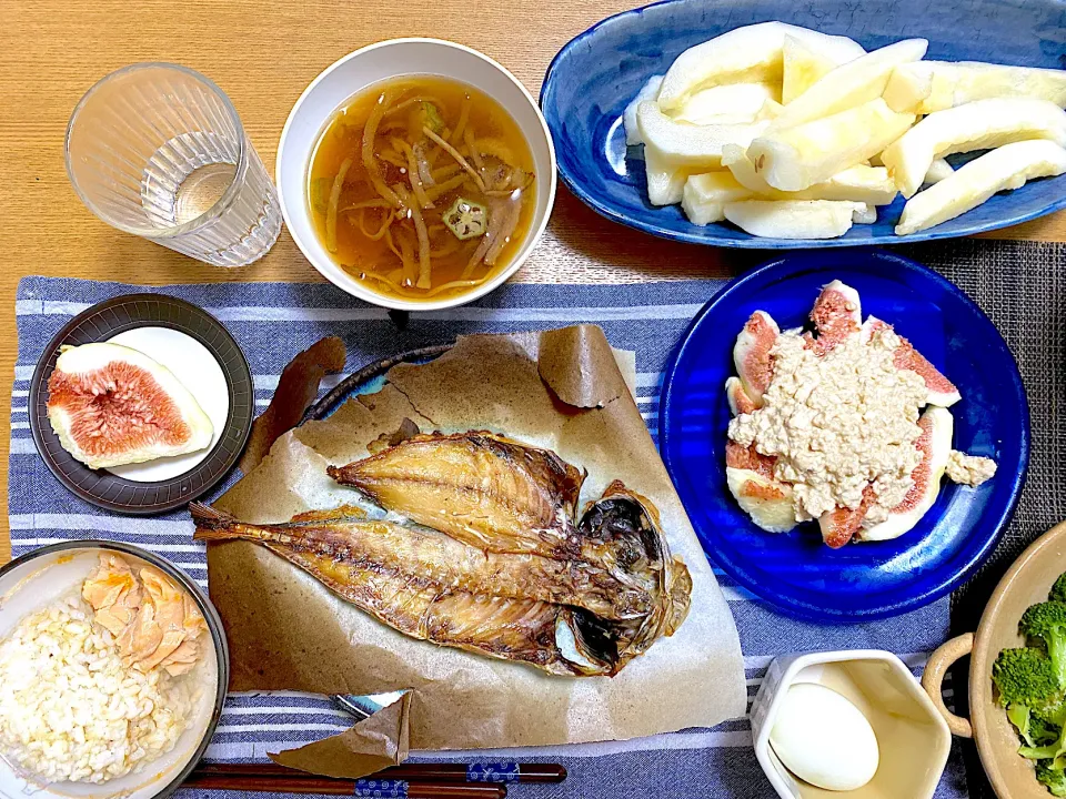 あじの開き🐟、鮭の塩ハラスでお茶漬け🐟、祖父のいちじくとマクワウリ|1614さん