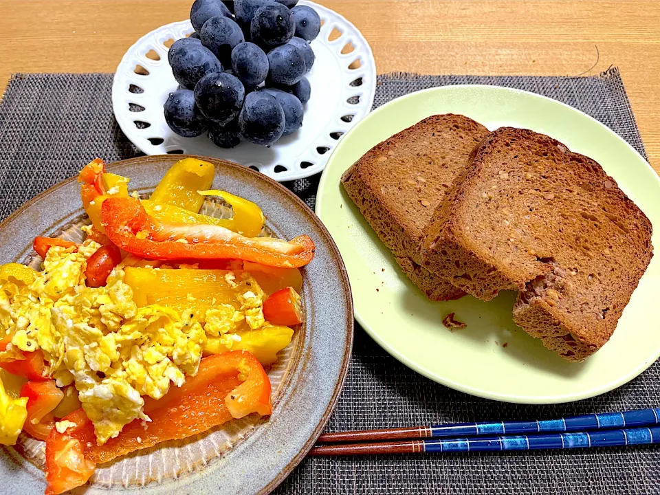 パプリカとミニトマトのたまご炒め、HBで全粒粉くるみ食パン🍞、長野パープル🍇|1614さん