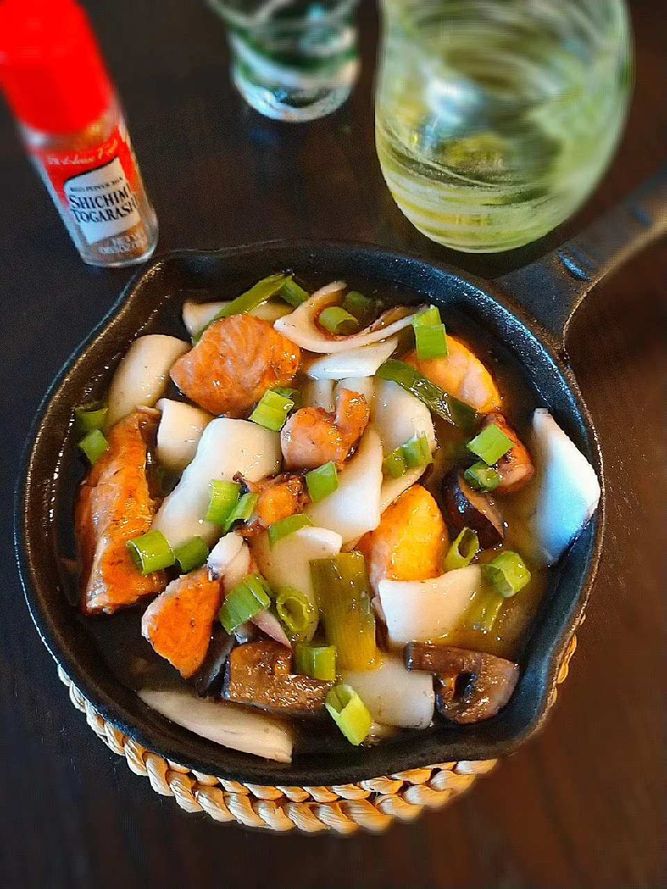 Snapdishの料理写真:麺つゆ味付の和風アヒージョ(イカ,タコ,サーモン,マッシュルーム,ネギ)|samiさん