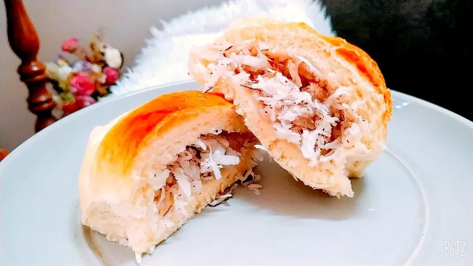 Sweet bun stuffed with fresh coconut|nusさん