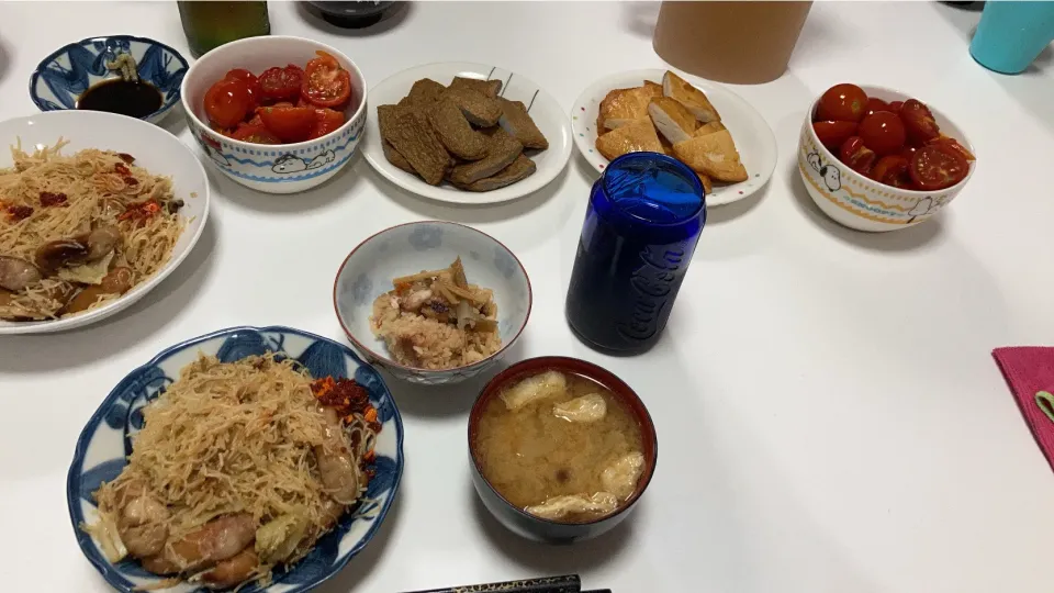 Snapdishの料理写真:晩御飯(^^)☆焼きビーフン☆タコ飯☆じゃ天＆玉葱天☆みそ汁（大根、しめじ、揚げ）☆プチトマトの甘酢|Saharaさん