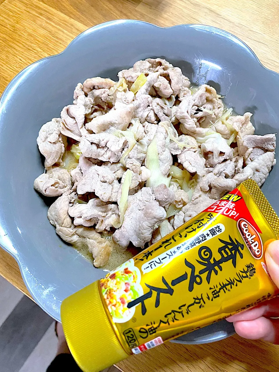 まずは男の料理から❗️うちのおとーちゃん担当「香味ペーストと胡麻油とレモン汁で炒めた豚肉とネギ」|maSami＊さん