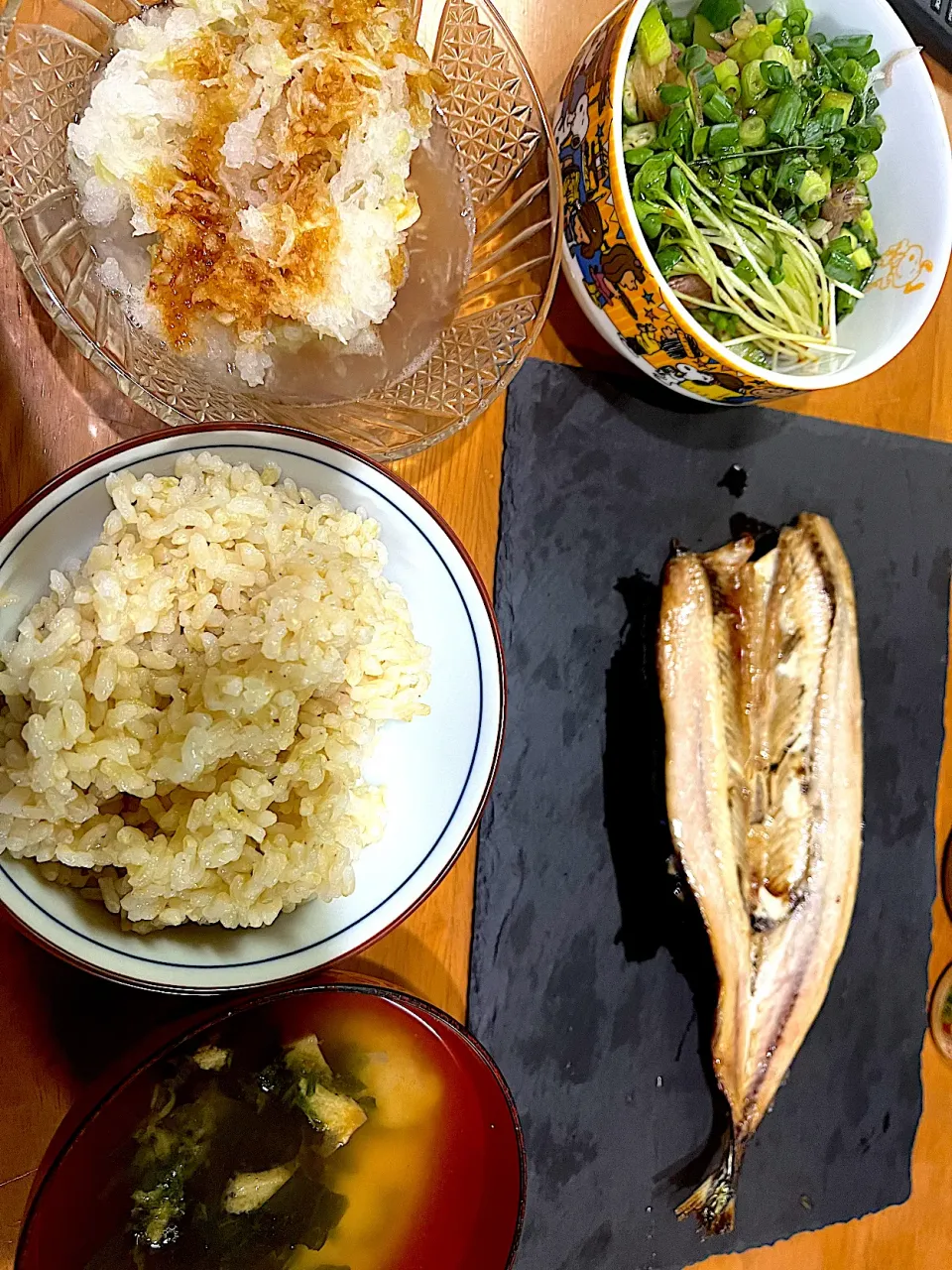 魚！いっただっきまーす #夕飯　ロウカット玄米ご飯、魚、大根おろし、ワカメ油揚げ味噌汁、大量薬味(薬味とゆうよりオカズ)|ms903さん