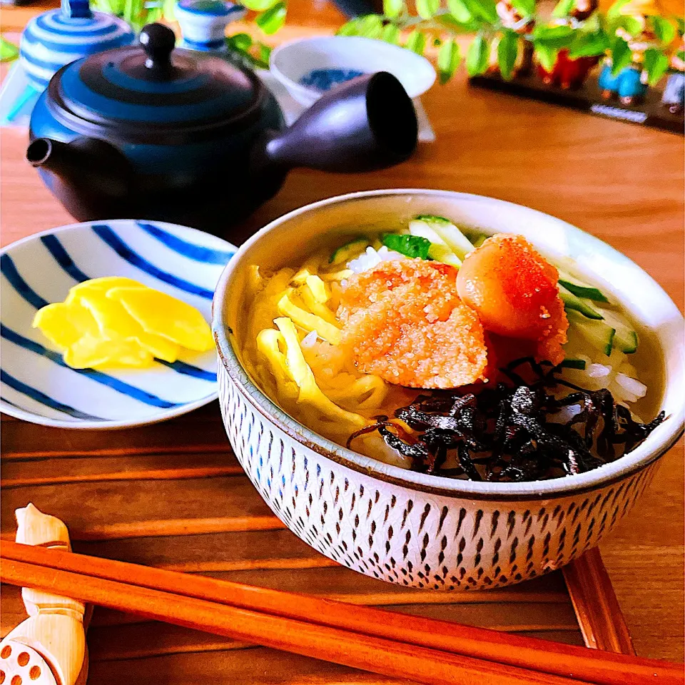 今朝はさっぱりと　炙りたらこのお茶漬け🍚😋　たらこの味を邪魔しない塩こんぶ、千切り大根、千切りきゅうりもトッピング|Sの食卓さん