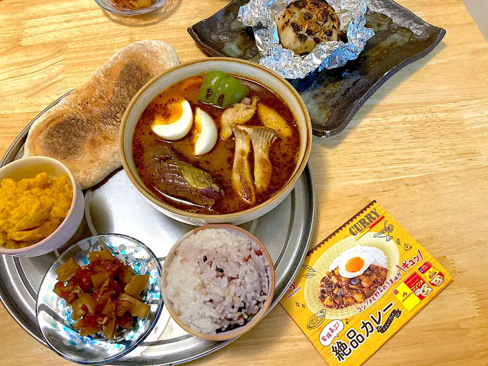 頂いたコンソメでスープカレーを作りました🧡ホイル焼き丸ごと大蒜💚|さくたえさん