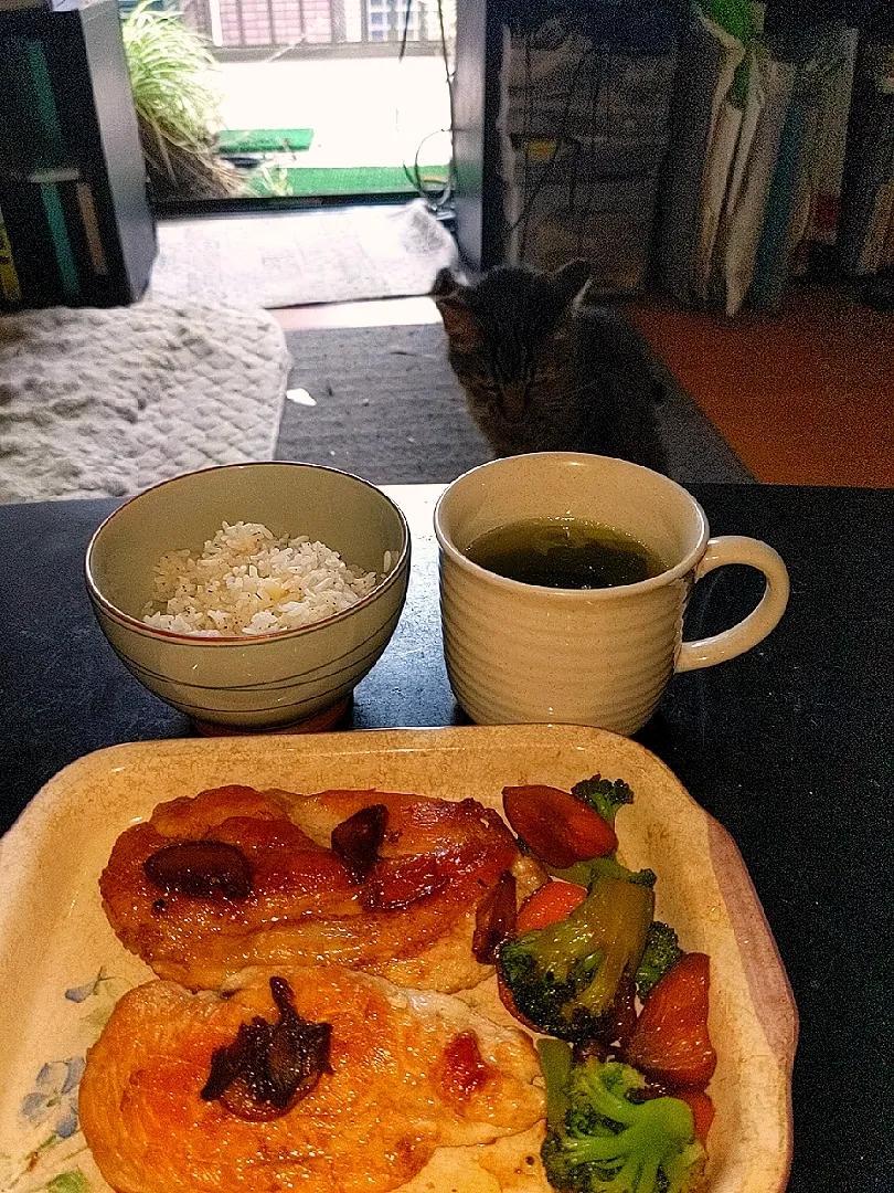 夜勤明け鶏胸肉ステーキ・青森奥入瀬町産にんにく炊き込みご飯・三陸産わかめ&埼玉県産長葱ピリ辛スープ|Tarou  Masayukiさん