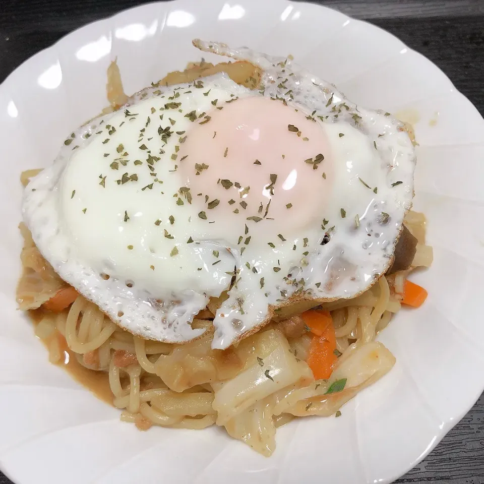 昨日の残ったラ王坦々麺のスープで汁だく焼きそば|まちゃさん