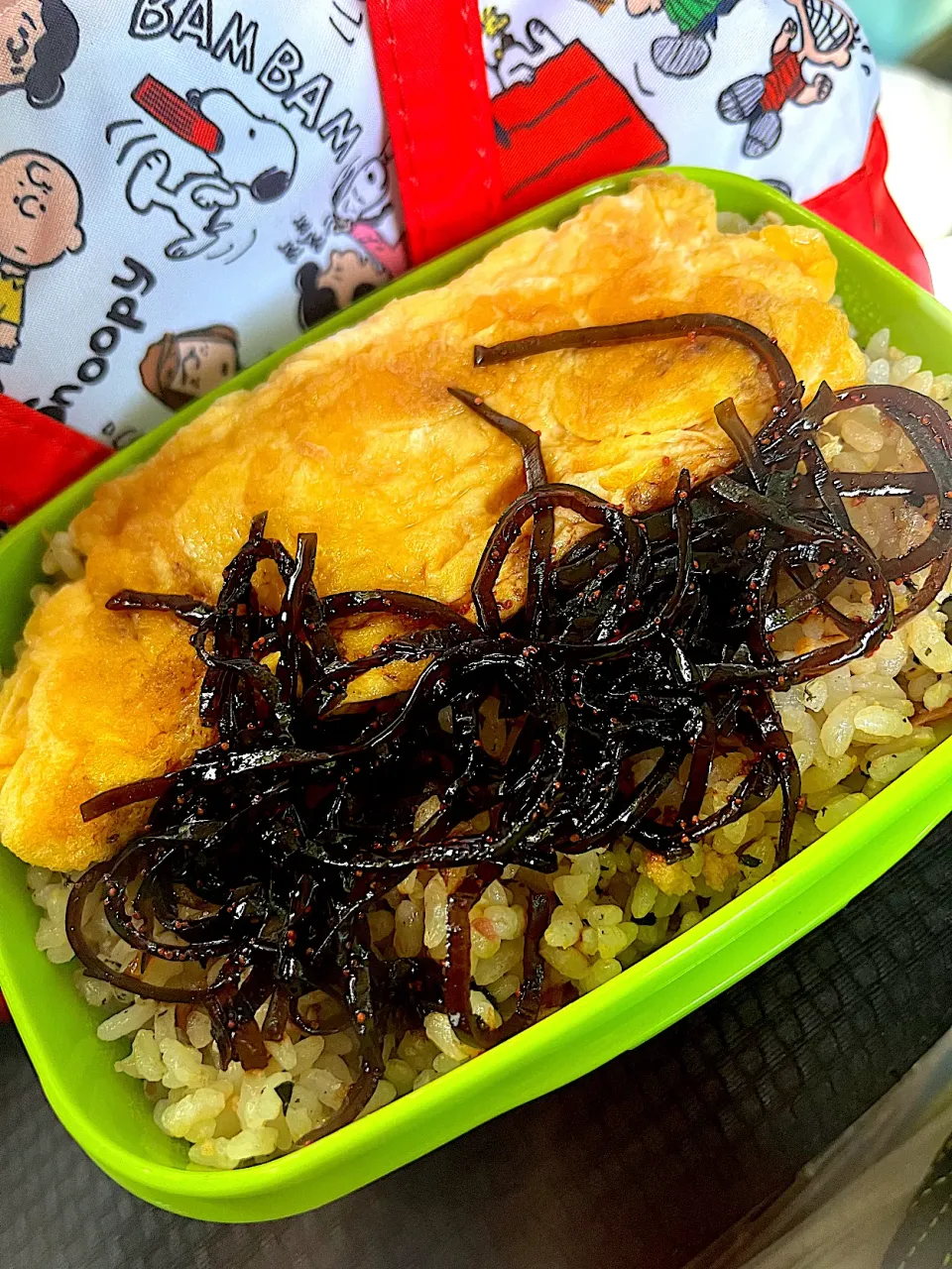 #昼飯　玉子焼きと子持ち昆布乗せ梅炊き込みロウカット玄米ワカメ混ぜご飯弁当|ms903さん