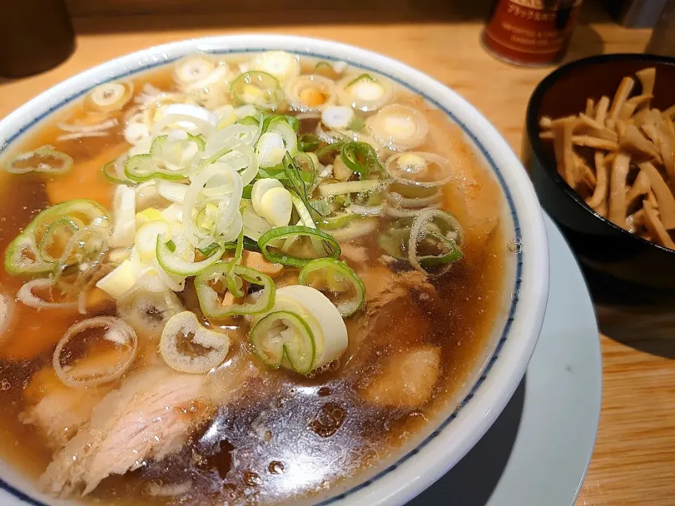 【2020年創業】
中華そば・もり中華
ひろちゃんラーメン！池袋店
中華そば小 
(油少なめ、葱多め、800円)
＋メンマ (別皿、200円)
@池袋3分
22176|大脇さん