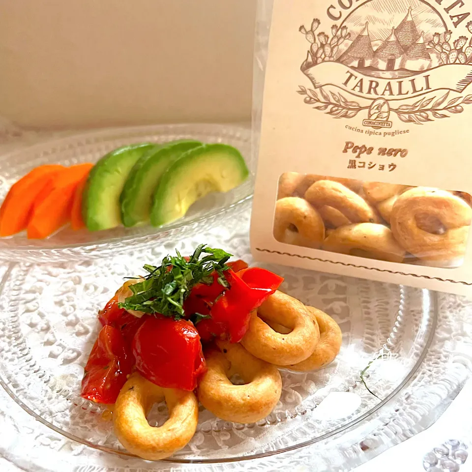 そのまま食べても美味しいTARALLI トマトを添えても美味しい〜|Atsuさん