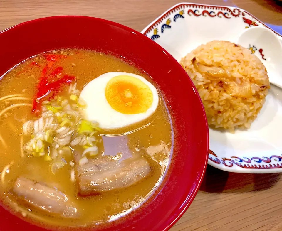 博多とんこつラーメンとキムチチャーハン✨|NOBUちえさん