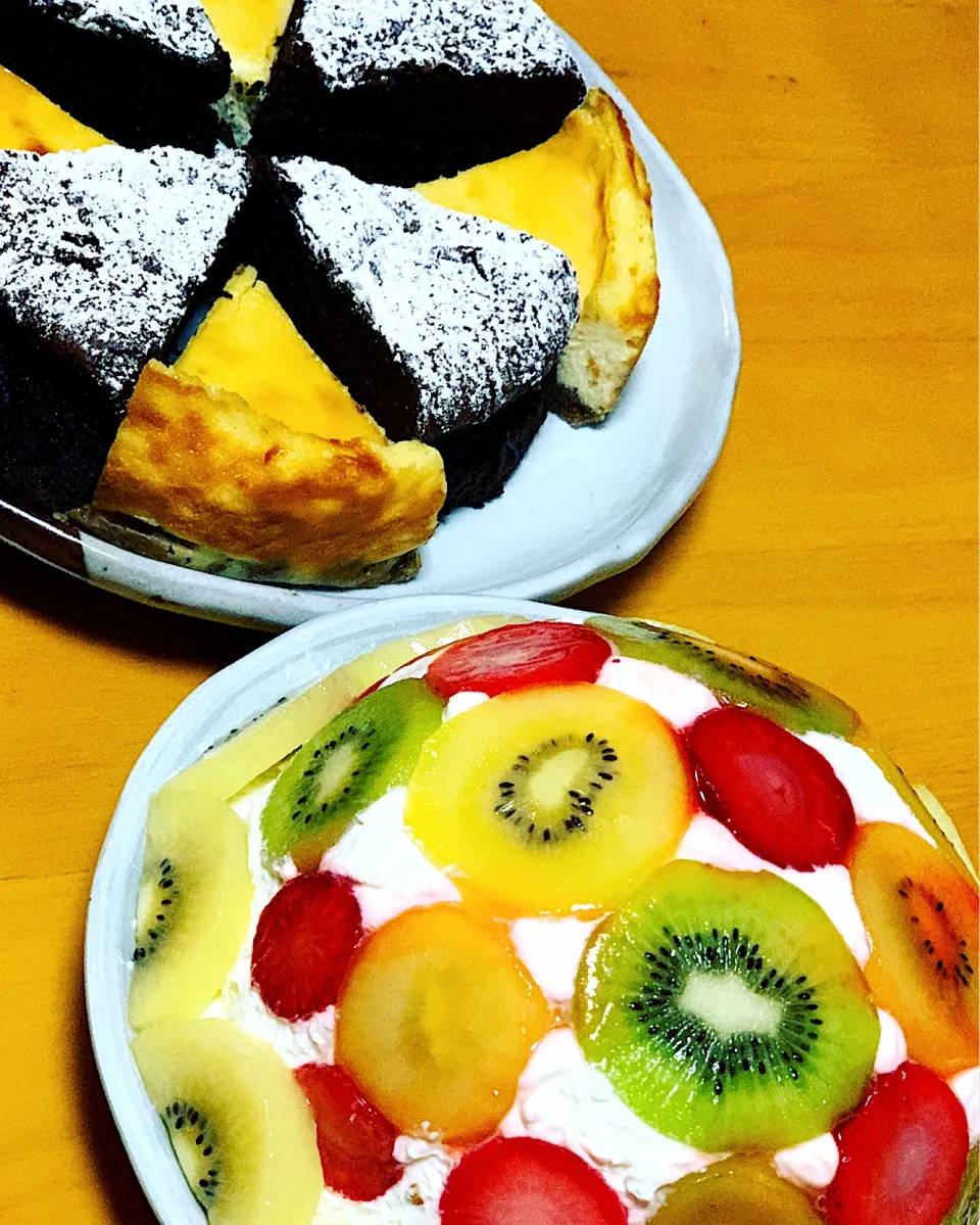 Snapdishの料理写真:ズコットケーキ&ガトーショコラ&コーヒークランブルベイクドチーズケーキ|Akemi Alexandruさん