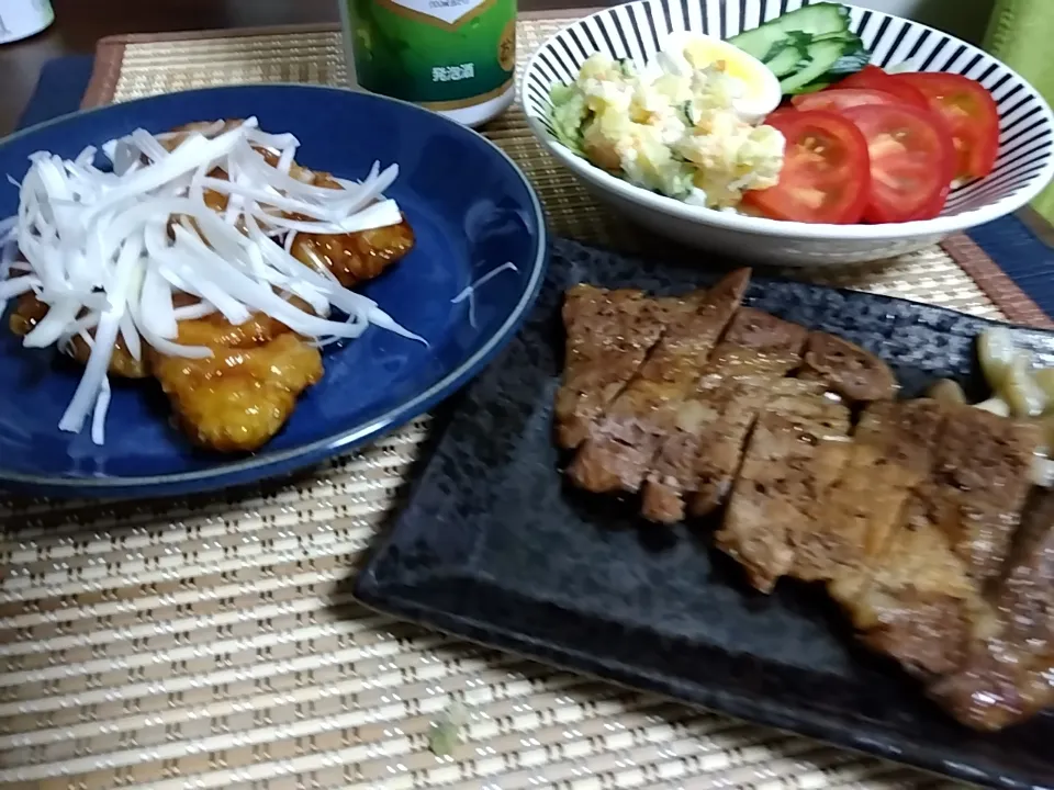 Snapdishの料理写真:豚テキ＆黒酢鶏＆ポテサラ作りました。|マスチさん