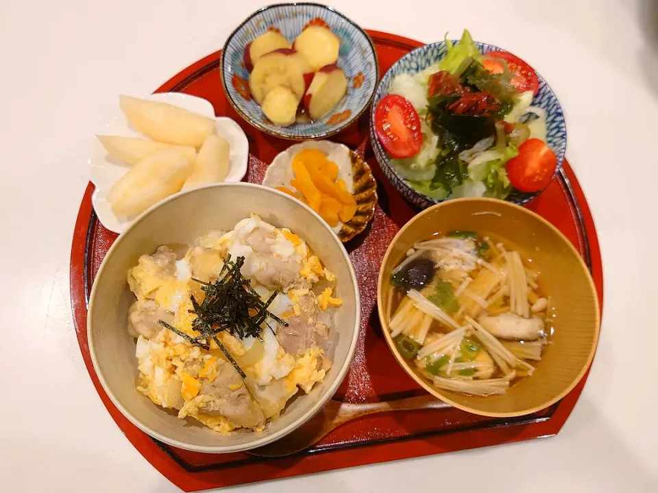 親子丼、海藻サラダ、さつまいもの甘露煮、味噌汁、梨|sorsmdさん