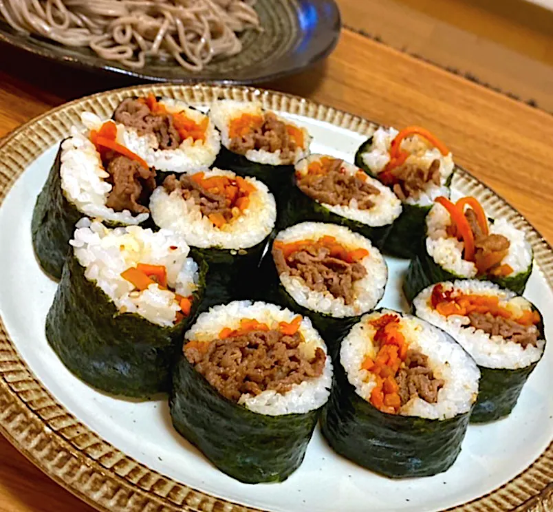 にんじんのきんぴらとピリ辛牛肉炒めでキンパ風海苔巻き|ふくすけ食堂さん