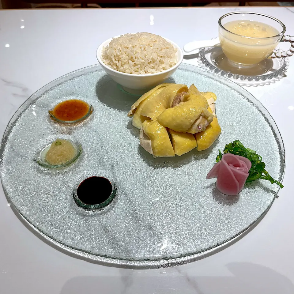 Boneless hainan chicken rice served with homemade pickled radish|skyblueさん