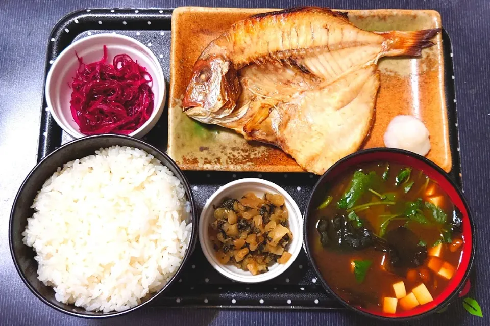 今日の朝ご飯（ごはんは富山県産にこまるに血鯛の開き、しば漬けわかめ、赤だしのなめこ汁、刻みすぐき）|Mars＠釜飯作り研究中さん