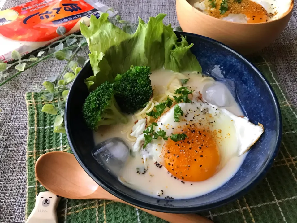 冷凍たまごの目玉焼きとカレーパウダー
  豆乳 冷やしみそ汁deカルボナーラ風🧡|まなまな♡さん