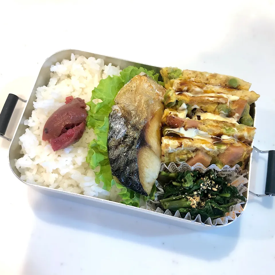 Snapdishの料理写真:サラ弁　　　　　　　　　　　　　　　　　塩サバ　お好み焼き風卵焼き　空芯菜の酢和え|じゅんさんさん