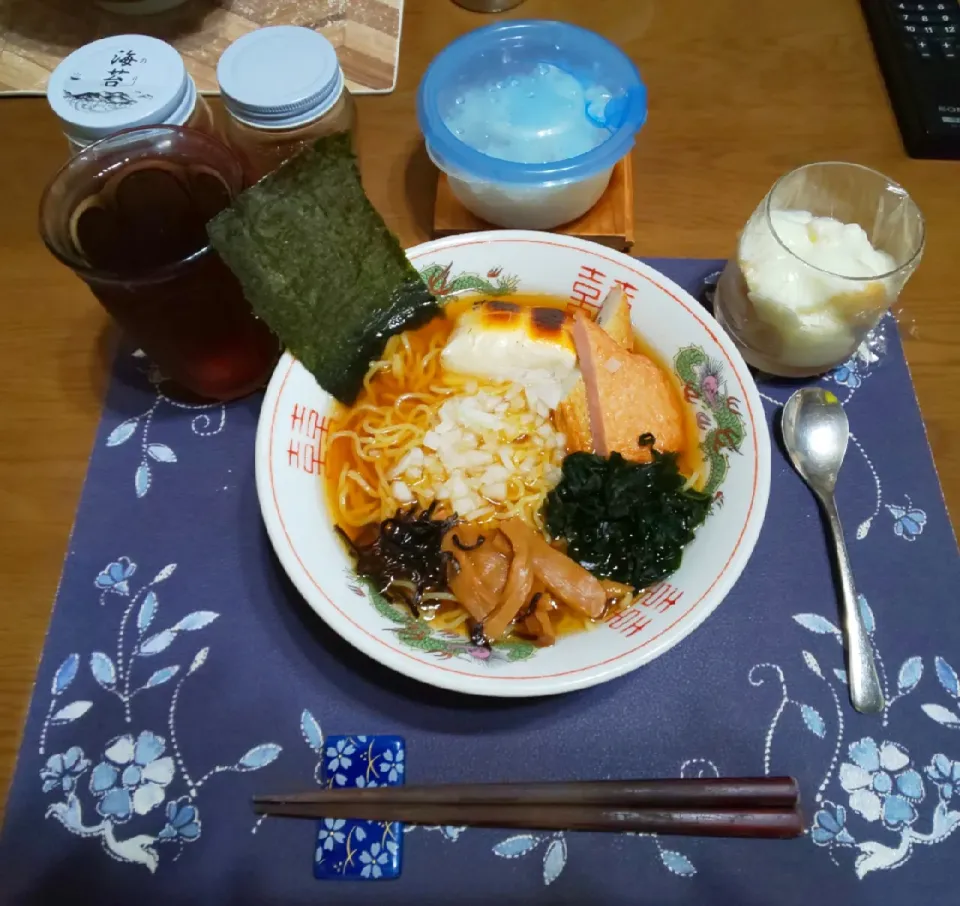 Snapdishの料理写真:特製ラーメン(昼飯)|enarinさん