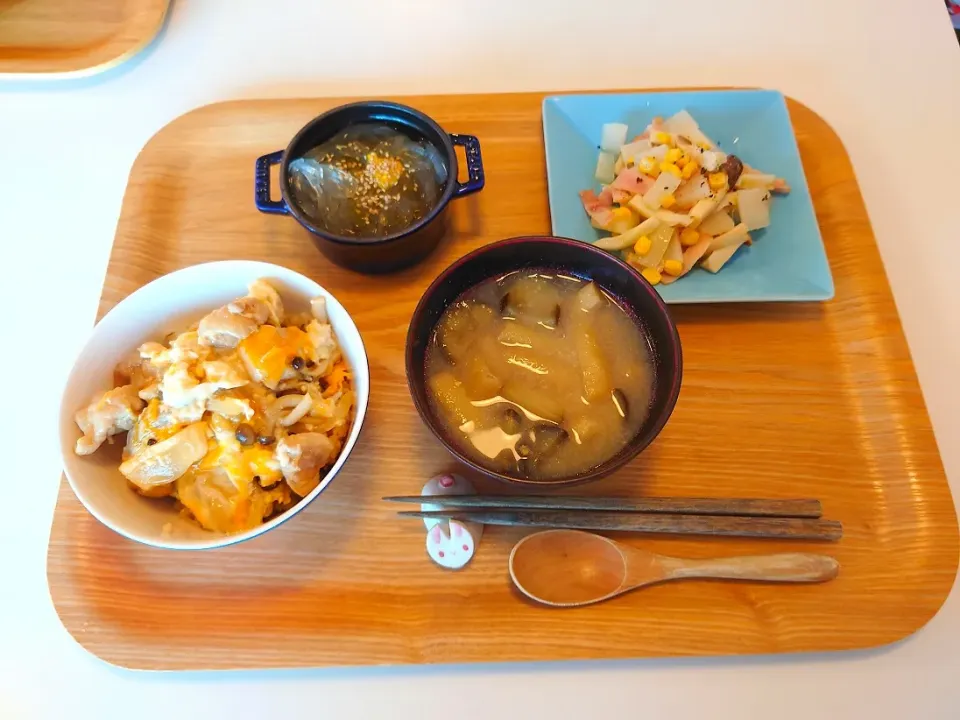 Snapdishの料理写真:今日の夕食　SDモニター☆甘酒使用の親子丼、大根とベーコンの炒めもの、ところてん、なすと油揚げの味噌汁|pinknari🐰🌈さん