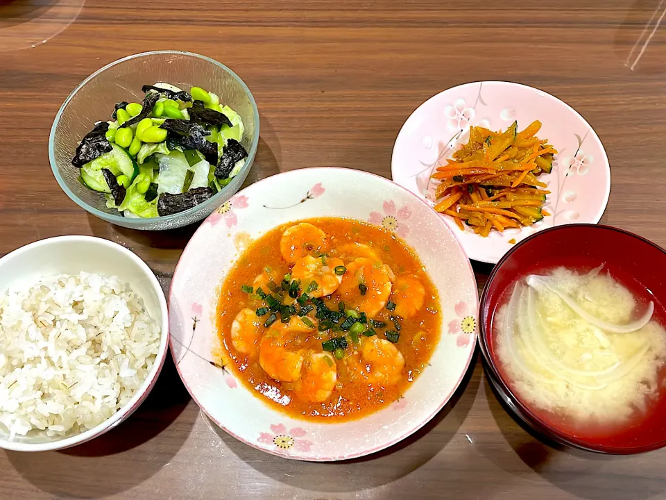 エビチリ　鶏ひき肉と玉ねぎの味噌汁　かぼちゃと人参のきんぴら　キャベツでチョレギサラダ|おさむん17さん