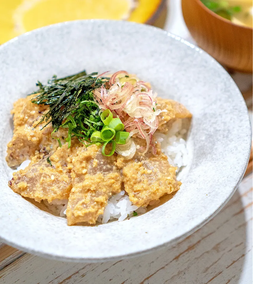 Snapdishの料理写真:真鯛の胡麻タレ漬け丼|kayokoさん